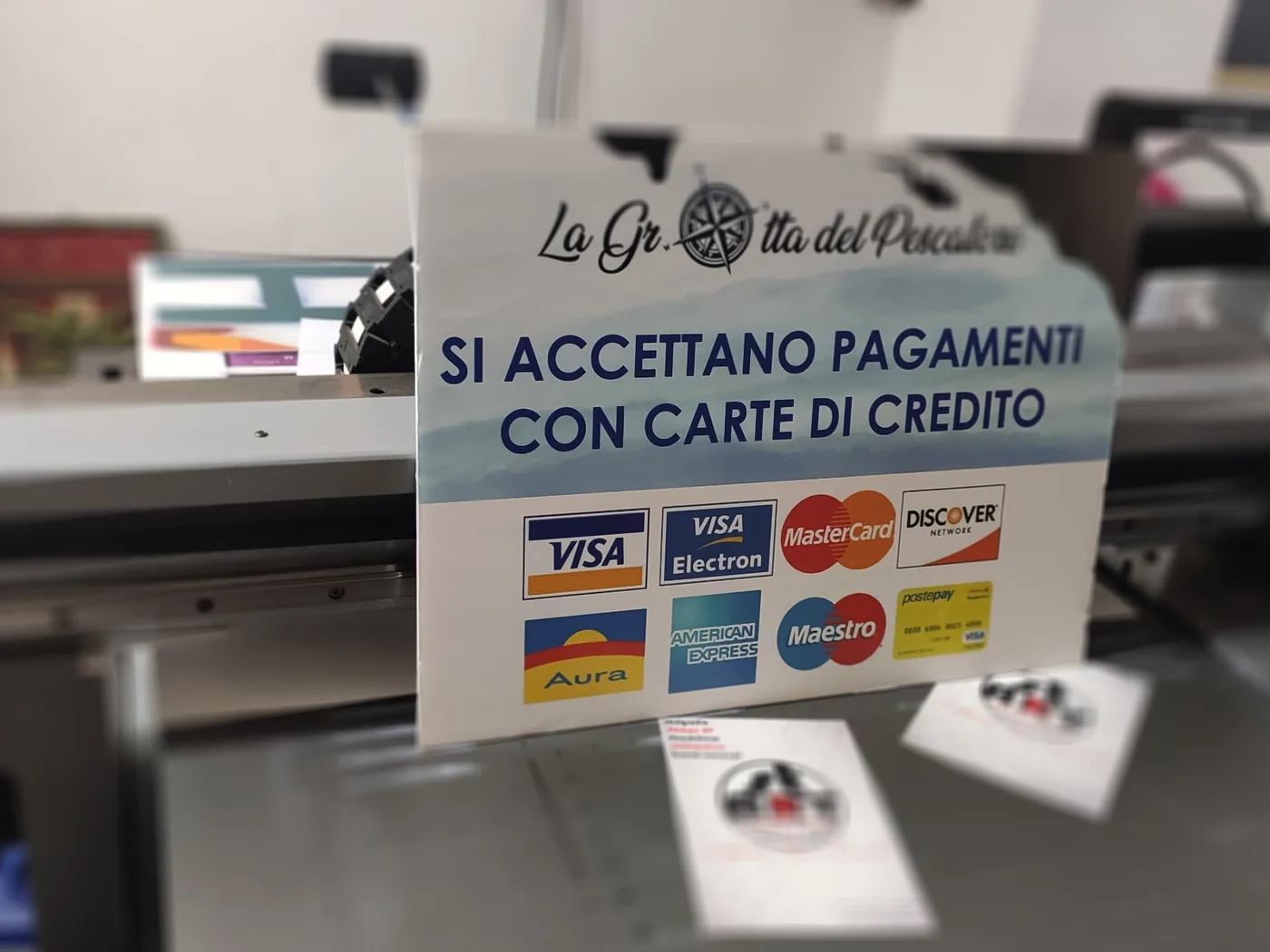 Cartelli in plexiglass stampati a UV per un'attività commerciale