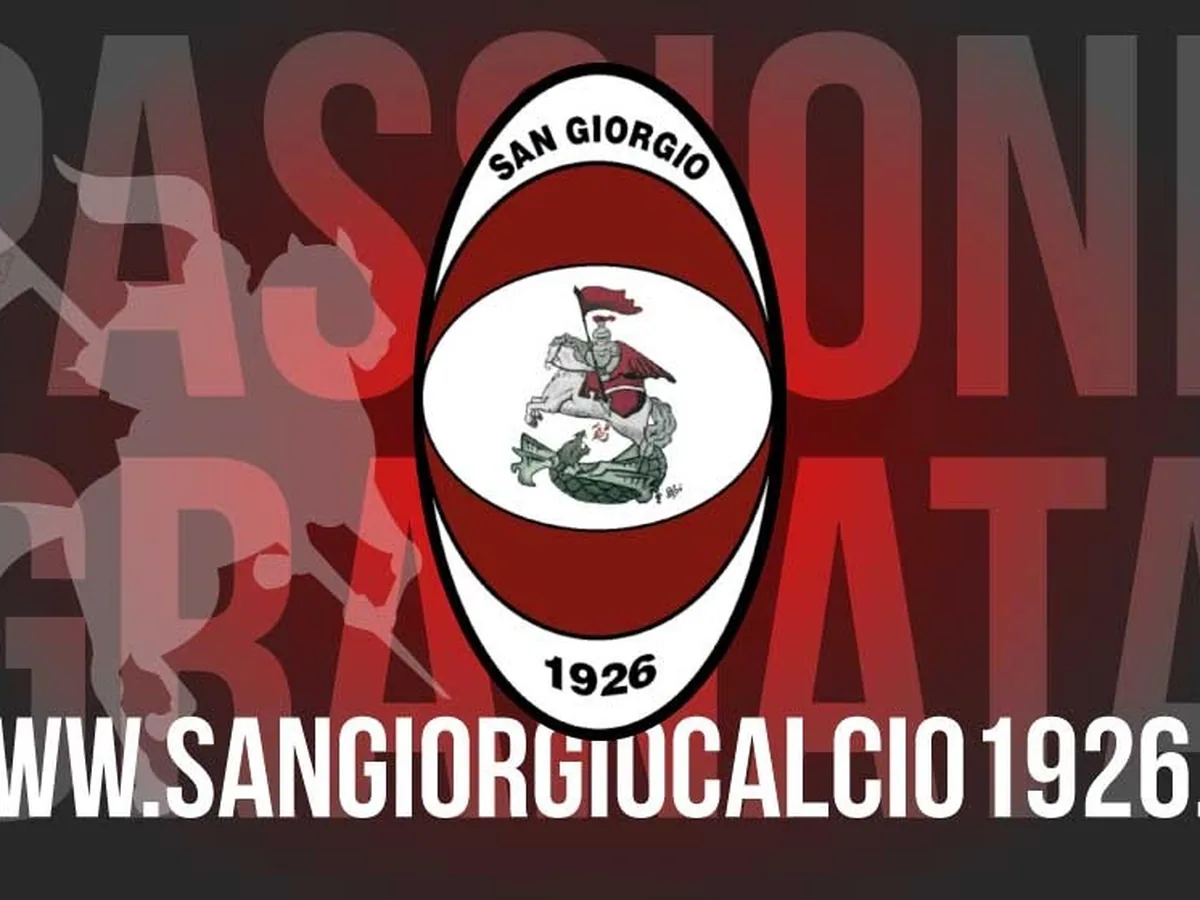 Logo ricamato di una società sportiva su fondo granata