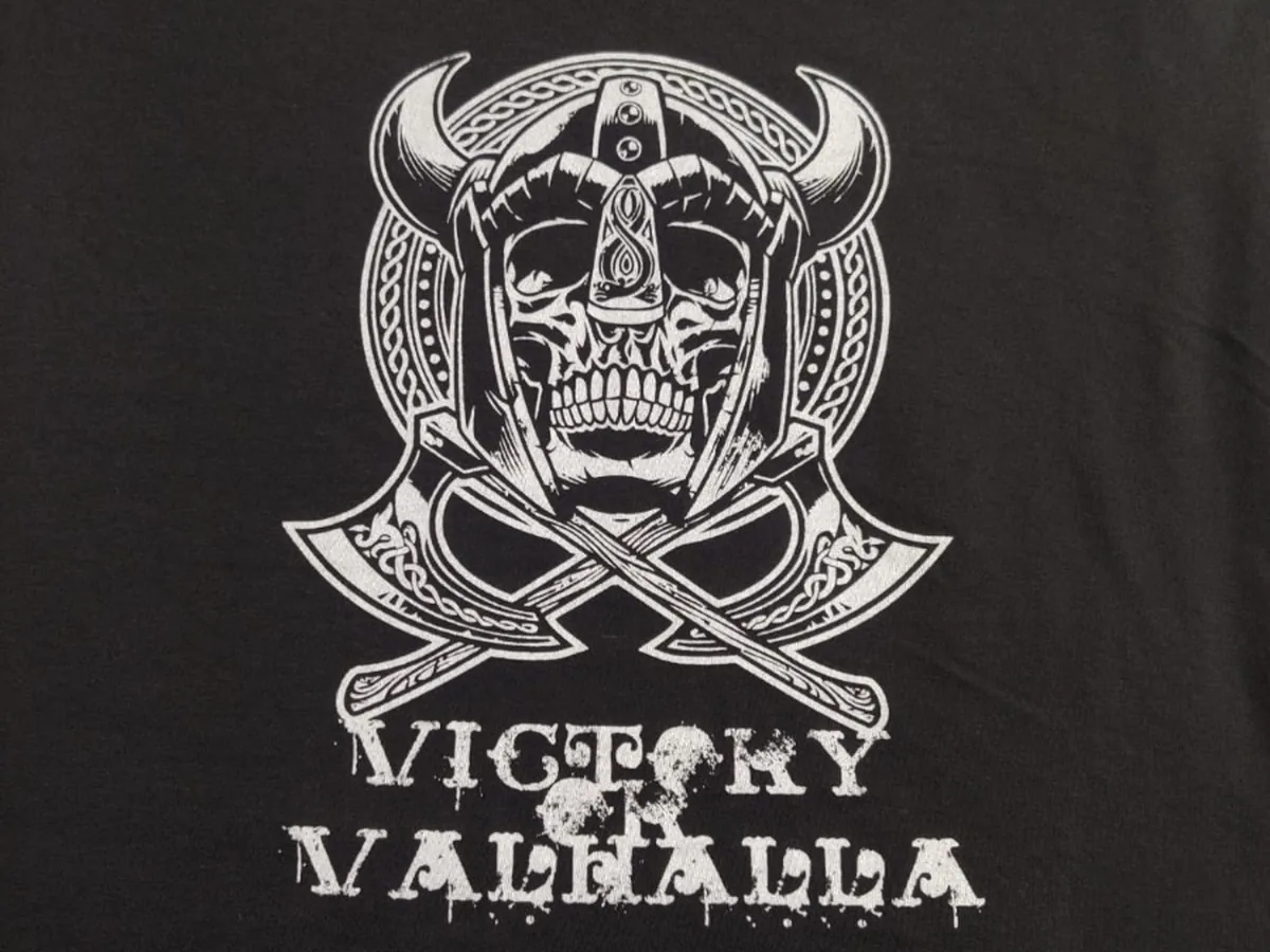 T-shirt nera con stampa serigrafica di un teschio per un evento