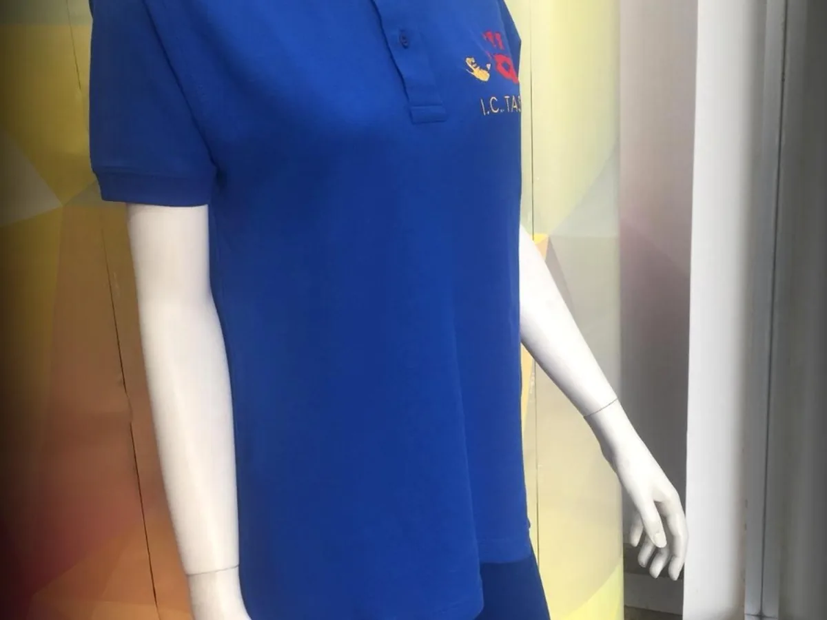 Polo aziendale blu con logo ricamato sul petto